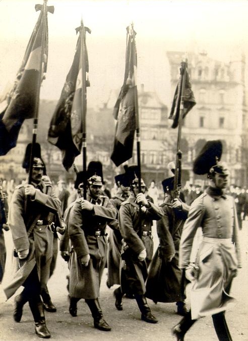Exponat: Stutterheim mit Soldaten des Braunschweiger Inf. Regt. beim Einholen der Fahne, 1. August 1914 (Kollektives Gedächtnis)
