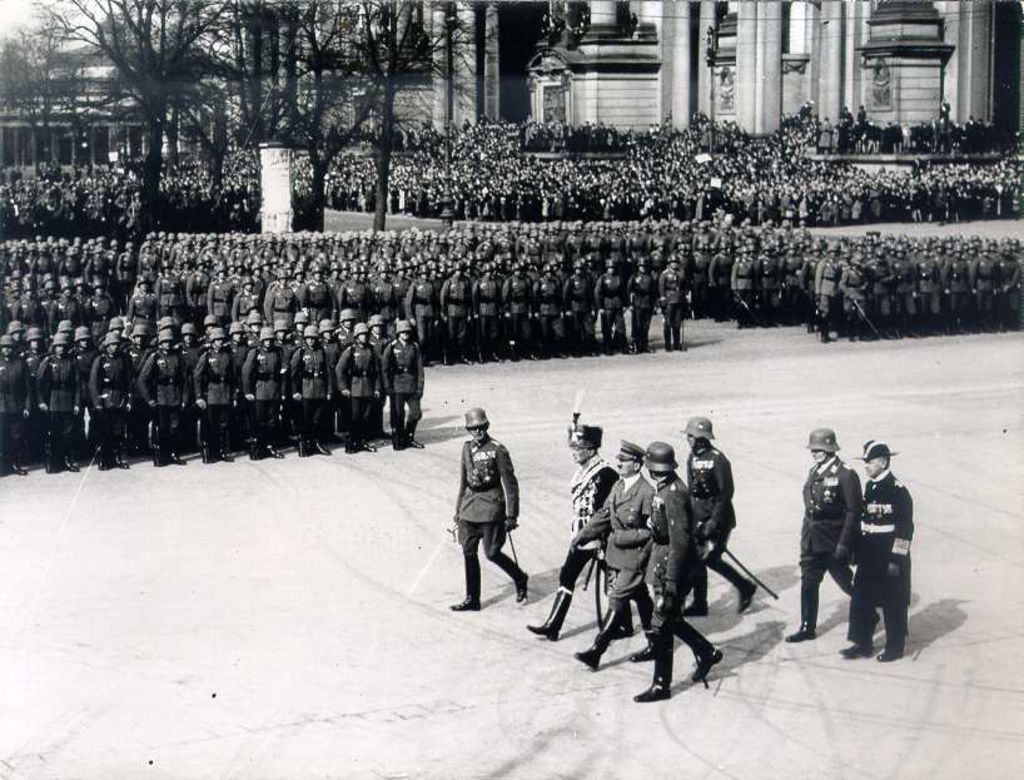 Exponat: Photo: August von Mackensen mit Adolf Hitler vor dem Berliner Dom, 1935
