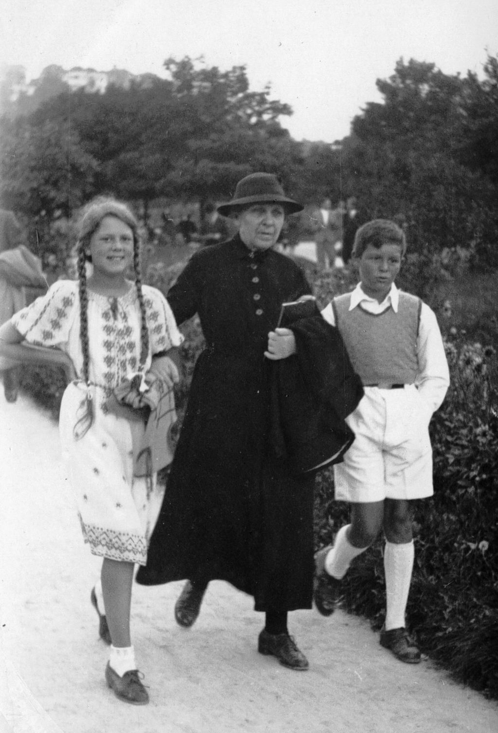 Exponat: Photo: Hans Mendgen mit Schwester und Oma, um 1938