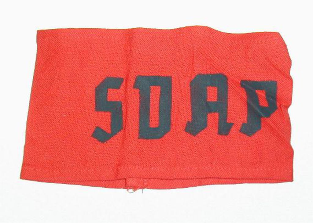 Exponat: Textil: Armbinde der Sozialdemokratischen Arbeiterpartei (SDAP), um 1870