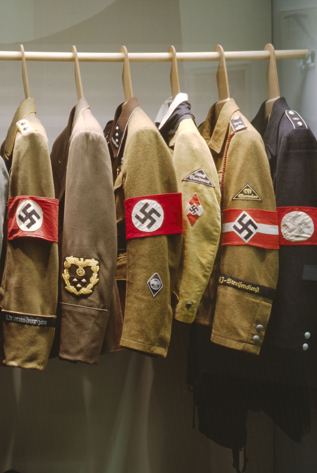 Exponat: Bekleidung: Uniformen der NS-Zeit, 1933-1945