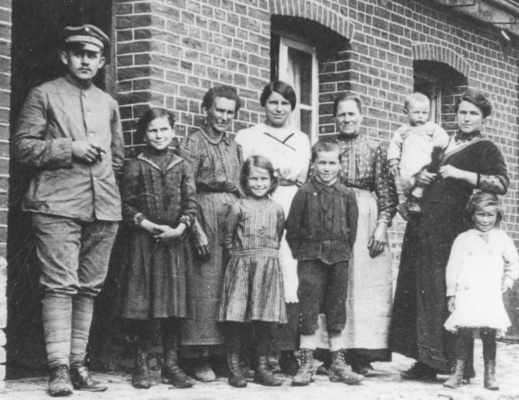 Foto: Paul Diekmann mit Hausbewohnern, um 1915