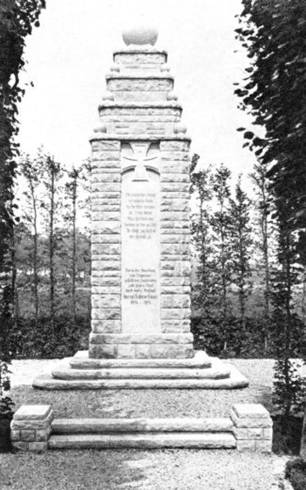 Foto: Deutsches Kriegerdenkmal auf dem Friedhof von Bapaume, 1916