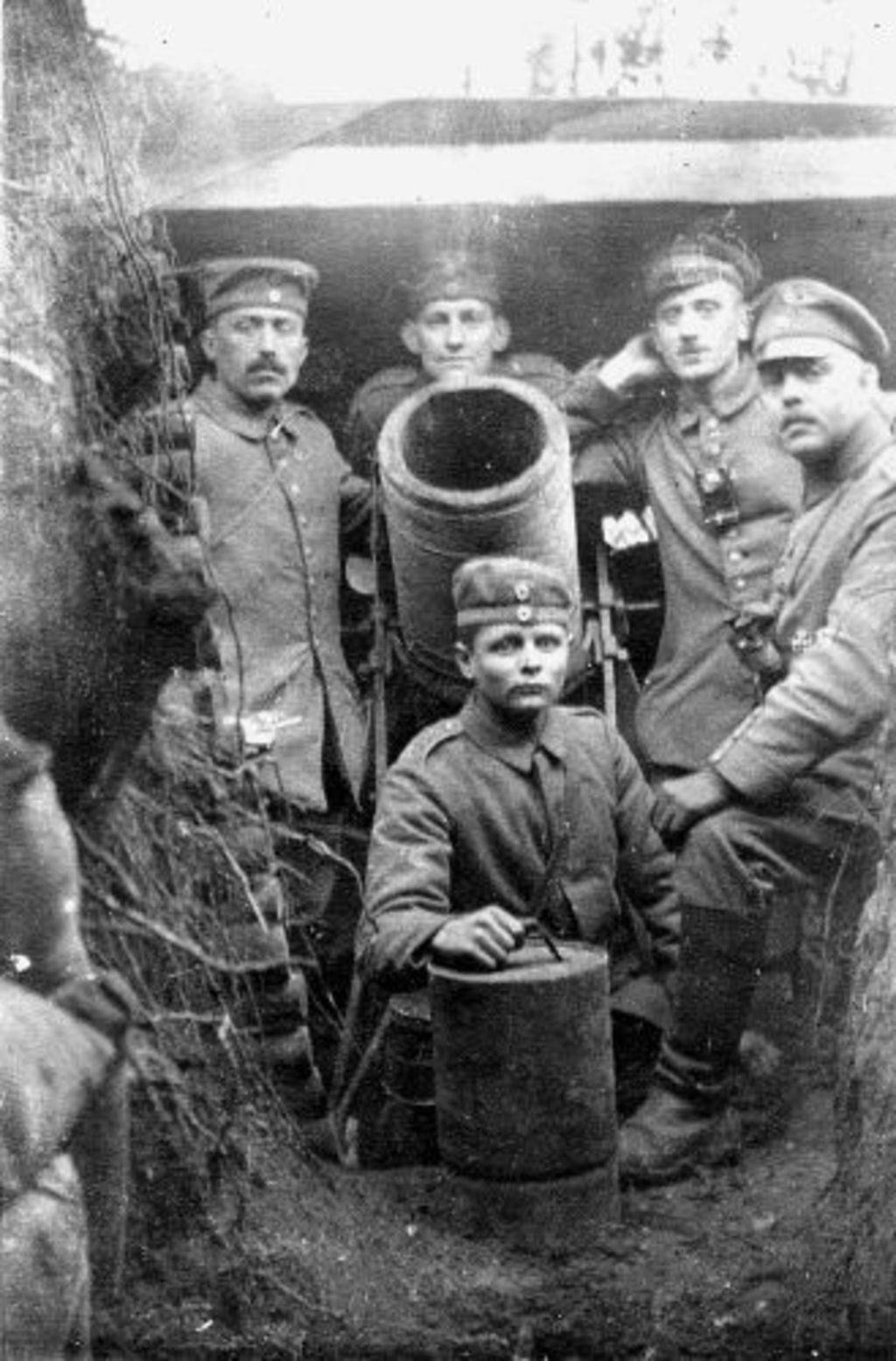 Foto: Paul Diekmann mit Soldaten im Schützengraben, 1917