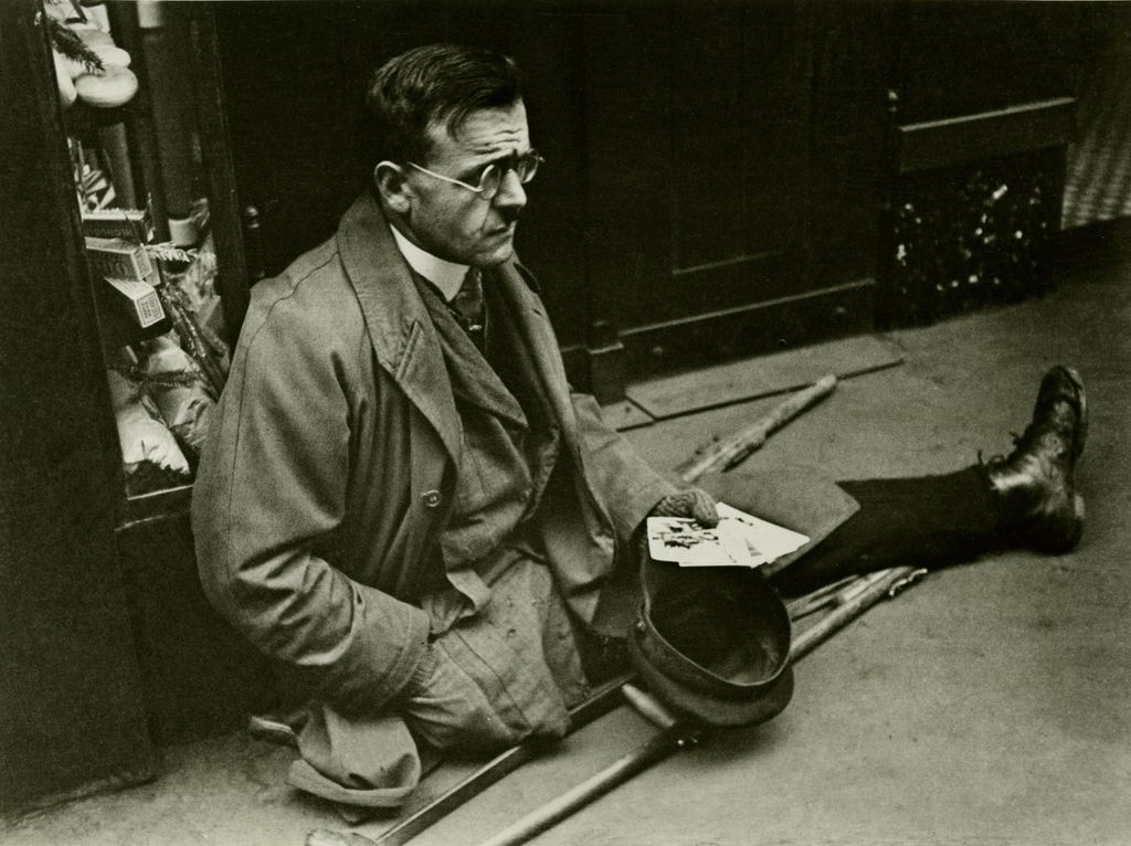 Foto: Ballhause, Walter "Auf Krücken sitzt sich's wärmer", 1930
