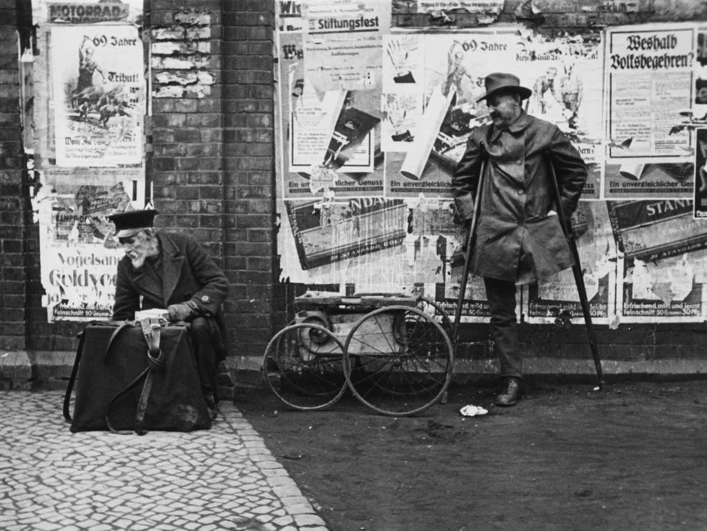 Foto: Ballhause, Walter "Streit der Bettler um den besten Platz", 1930