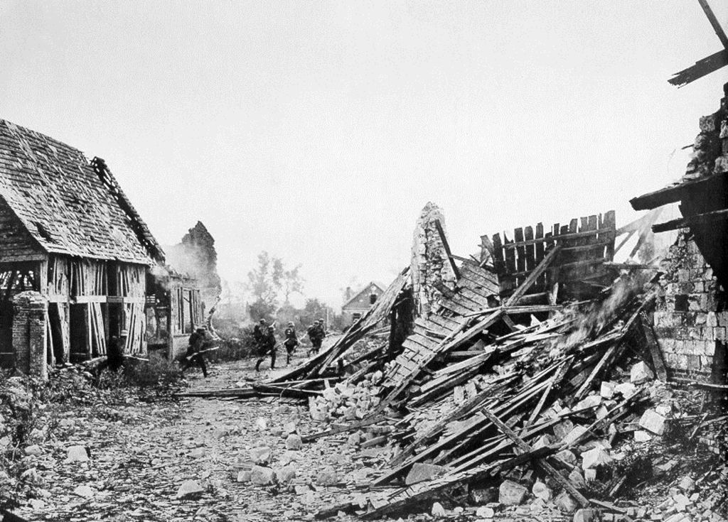 Exponat: Foto: Erstürmte Ortschaft zwischen Aisne und Marne, 1918