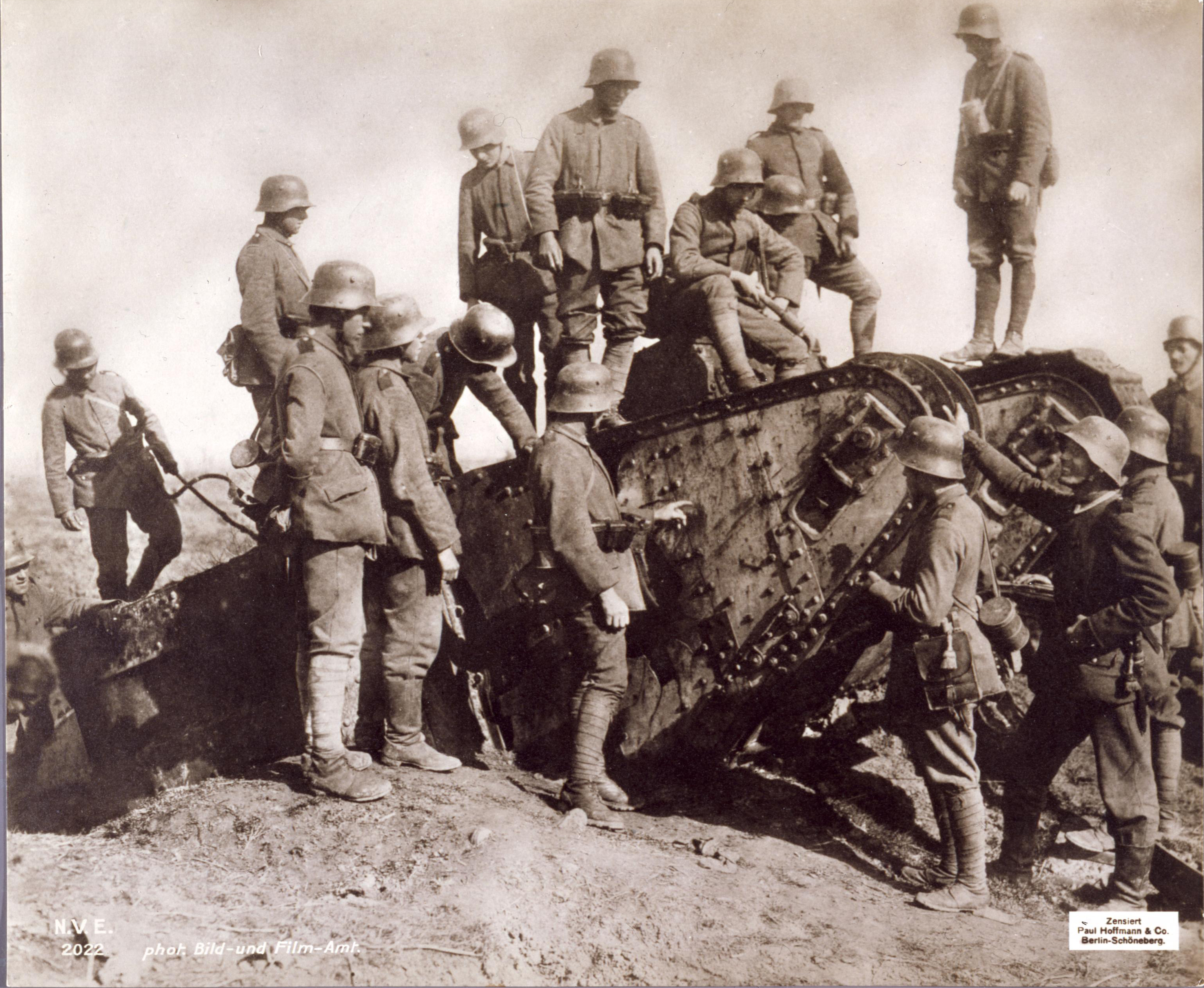 [Fotografie: Zerstörter britischer Tank, 1918]