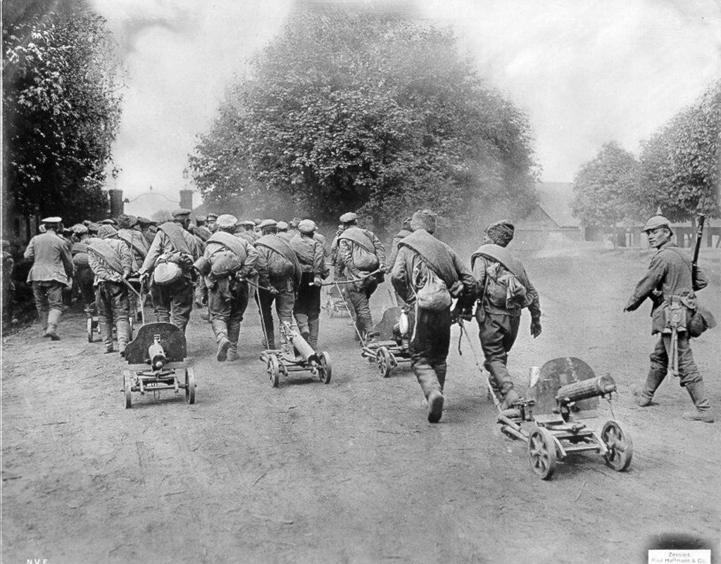 Exponat: Photo: Gefangene russische Soldaten mit Maschinengewehren, um 1915