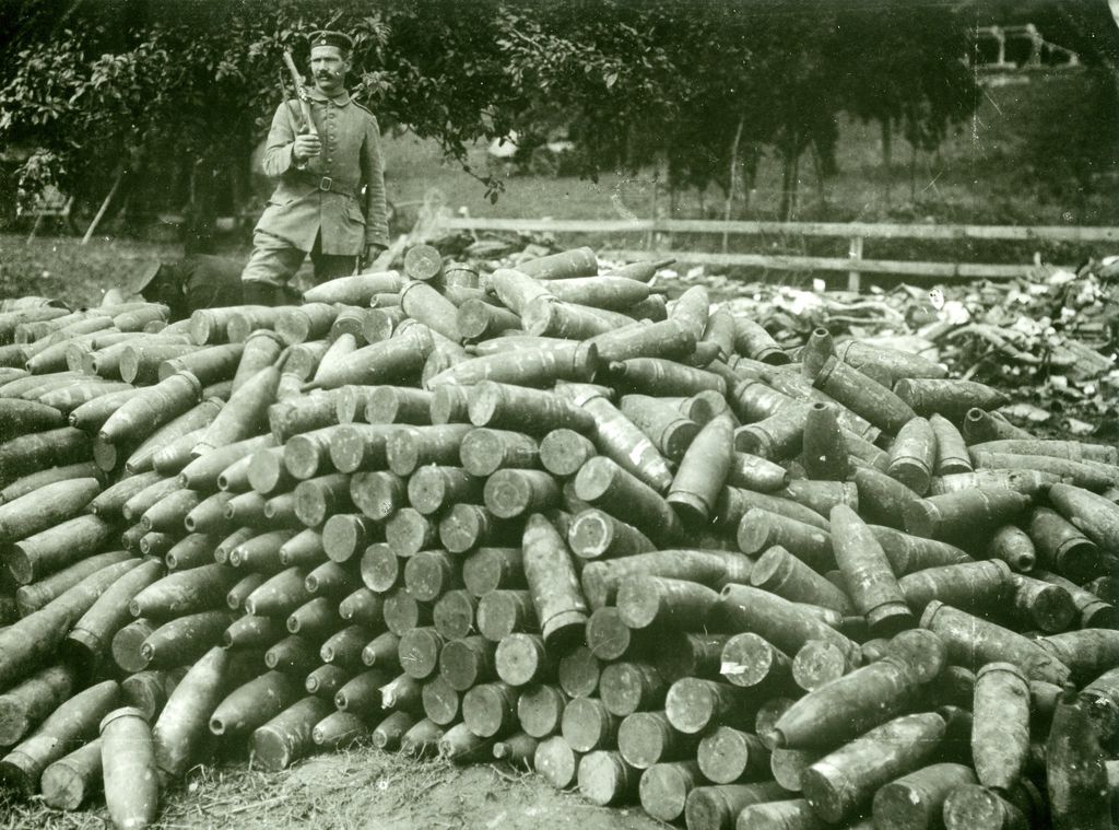 [Foto: An der Westfront erbeutete Geschosse, 1914/1918]