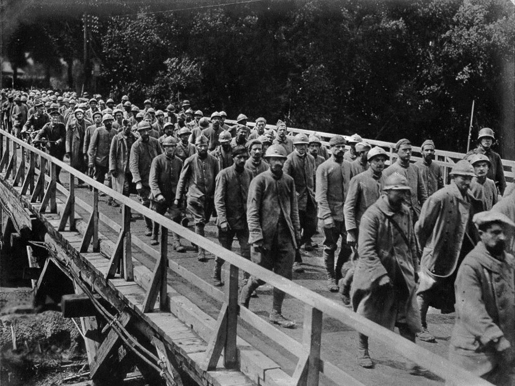 Foto: Französische Gefangene vor Verdun, 1916