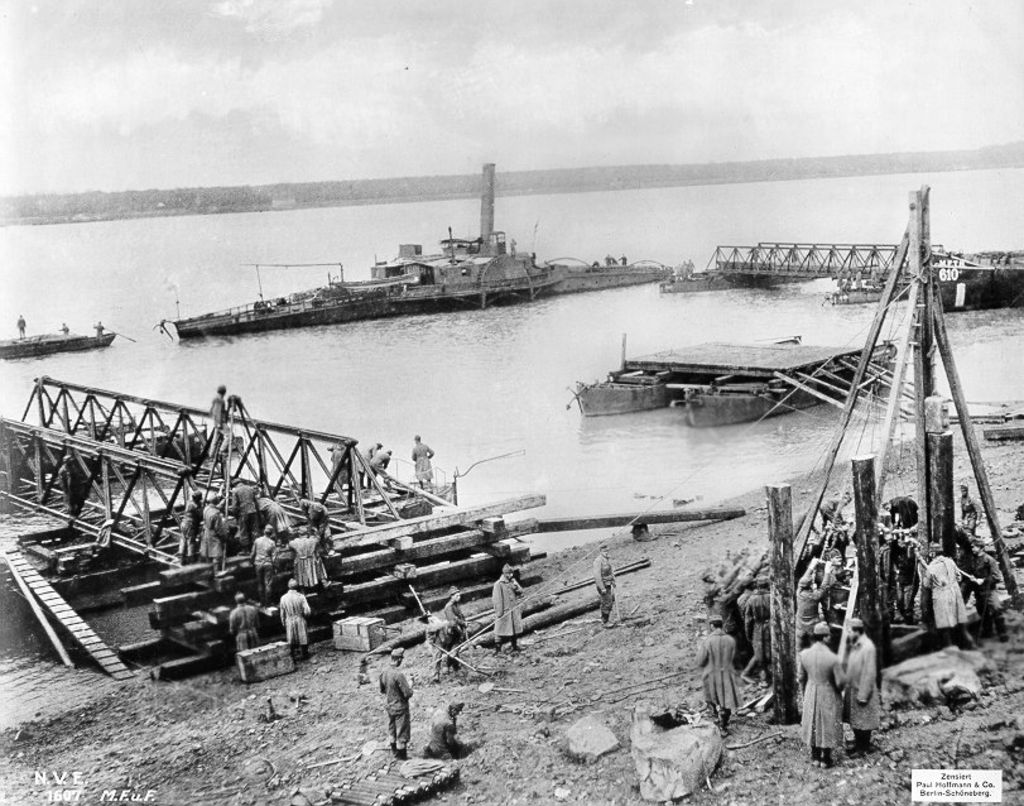 Exponat: Foto: Bau der Pontonbrücke für den Donauübergang der Armee Mackensen, 1916