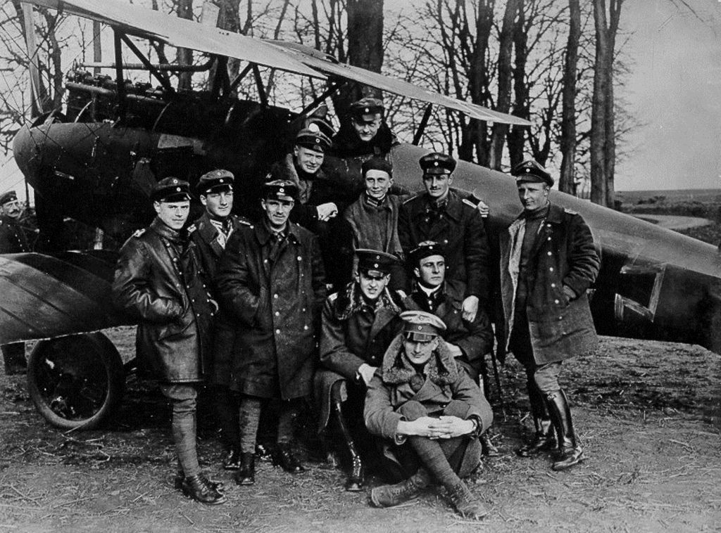 LeMO Objekt - Die Jagdstaffel von Richthofen vor einem Flugzeug, 1917