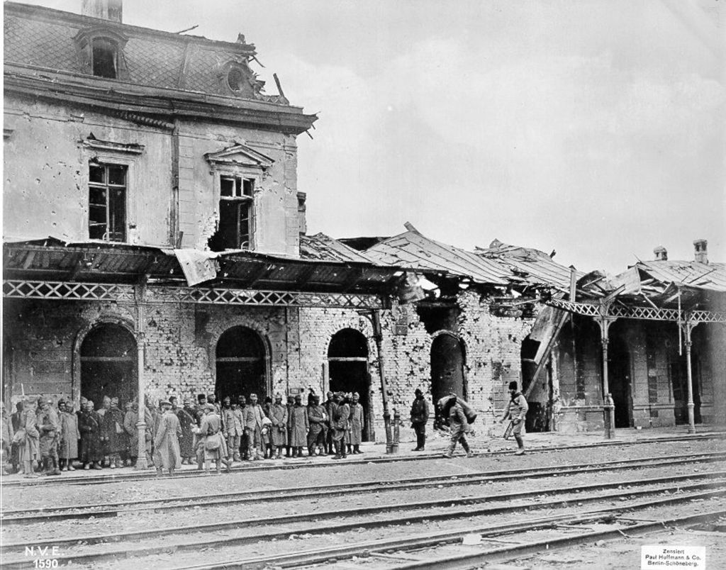 Exponat: Foto: Bahnhof von Predeal (Rumänien) nach der Erstürmung durch die Mittelmächte, 1916