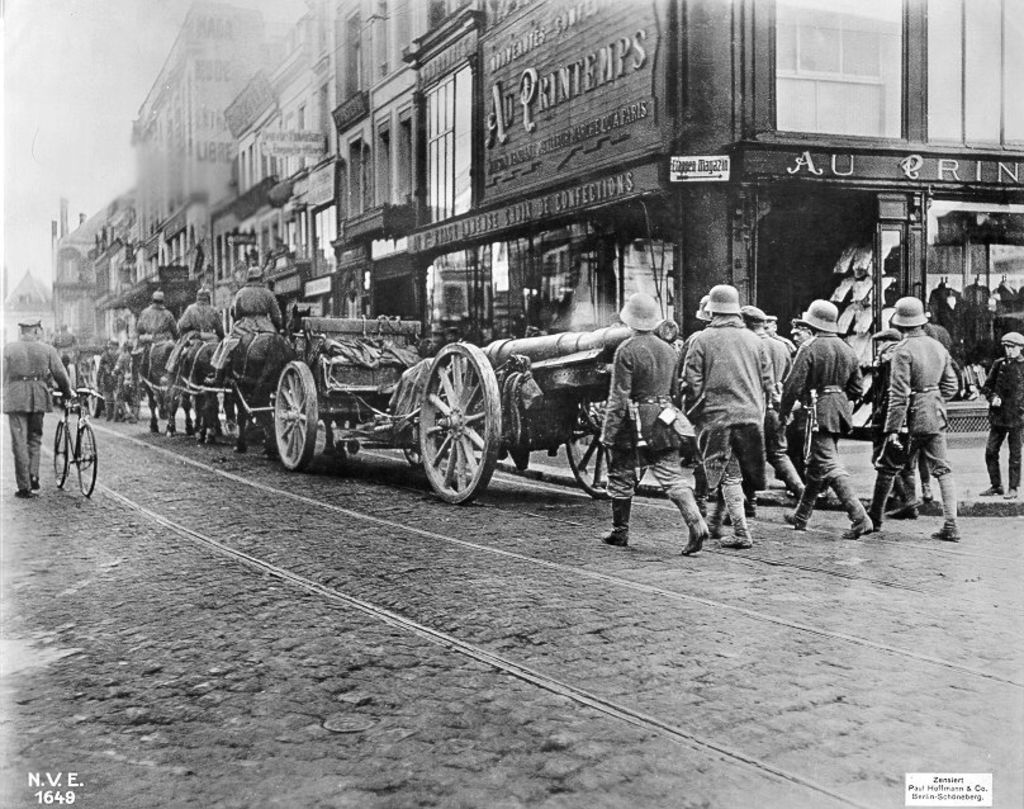 Exponat: Foto: Deutsche Artillerie im besetzten St. Quentin, 1914-1918