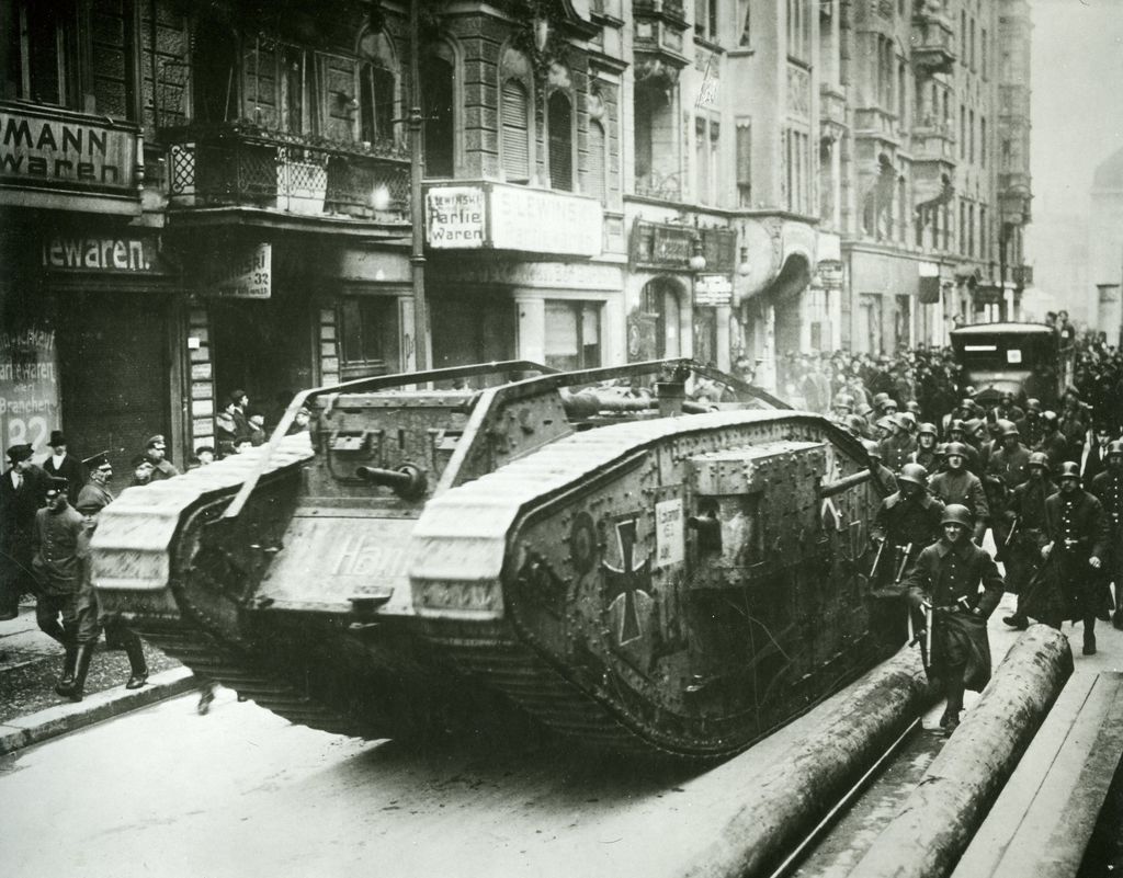 [Fotografie: Regierungstruppen am Alexanderplatz während der Märzkämpfe 1919]