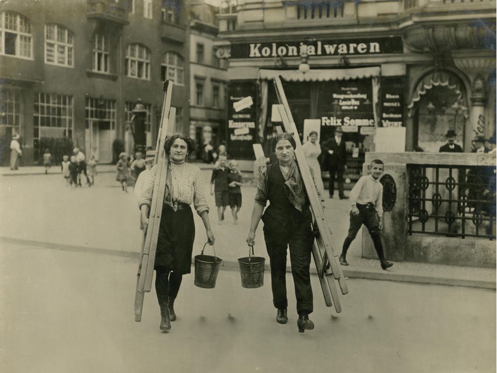 Foto: Frauen als Fensterputzerinnen, um 1917