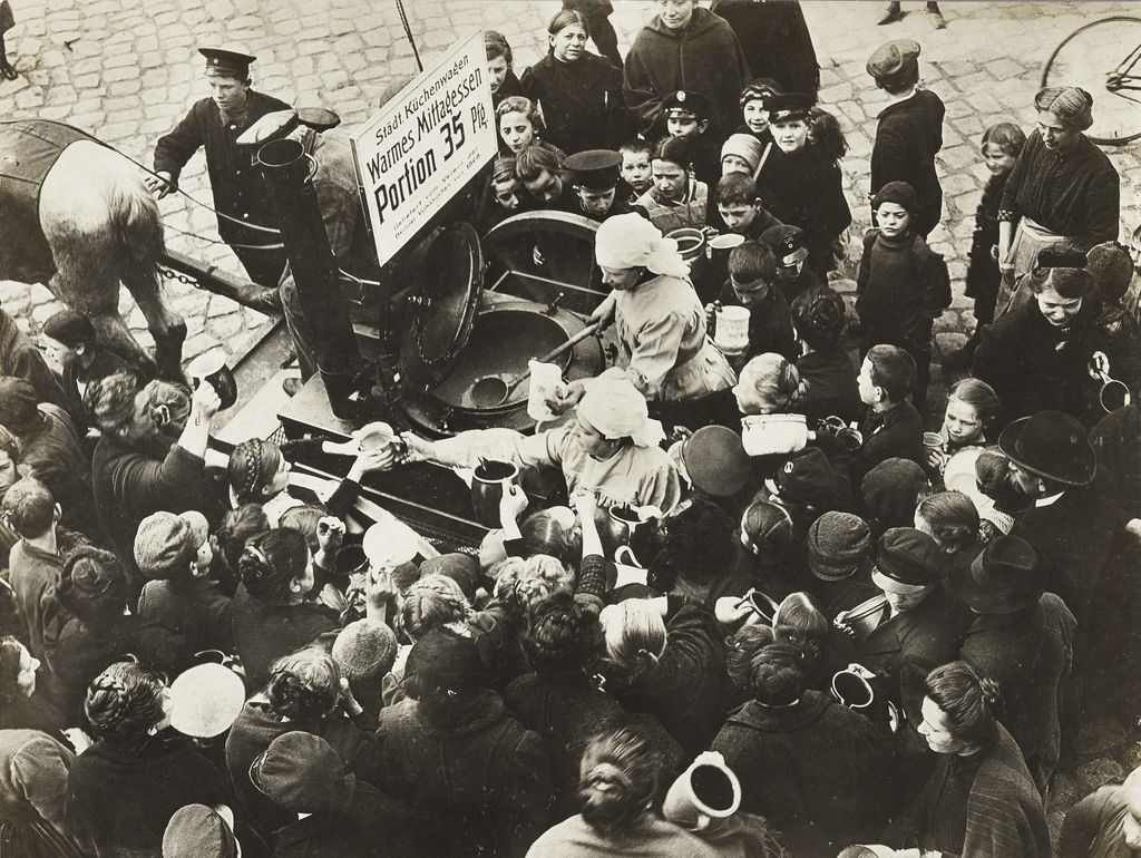 Foto: Eine Feldküche (Gulaschkanone) in den Straßen von Berlin, 1914/1918