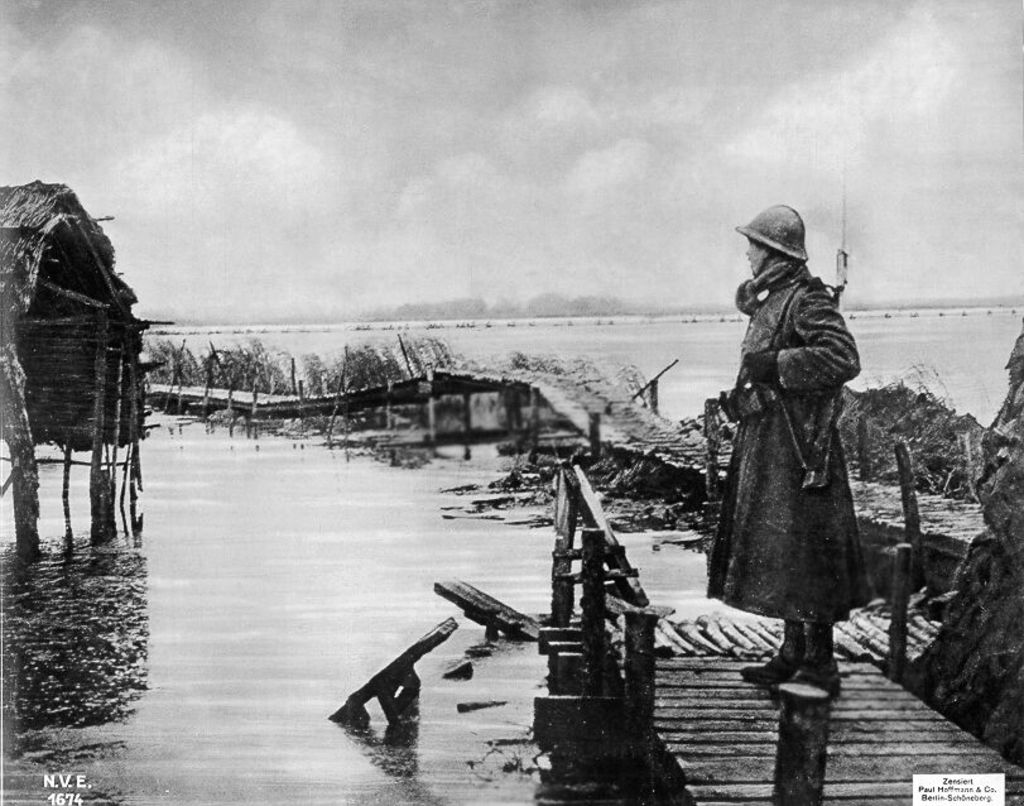 Exponat: Foto: Überschwemmung durch Schleusenöffnung an der Yser, 1914