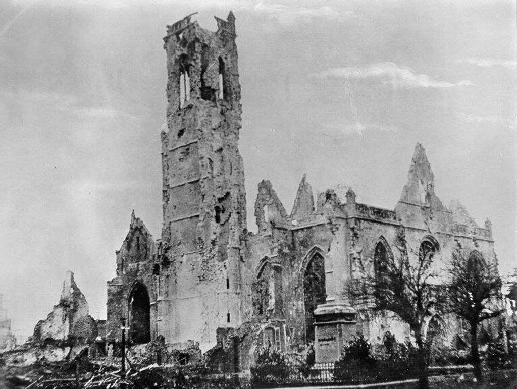 Exponat: Foto: Kathedrale von Peronne (Somme) nach der Beschießung, 1916