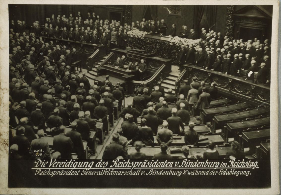 Fotografie: Hindenburg, Paul von - Seine Vereidigung zum Reichspräsidenten, 1925