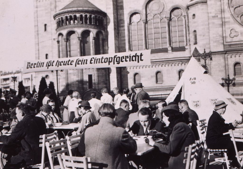 Foto: Eintopfsonntag in Berlin, 1935
