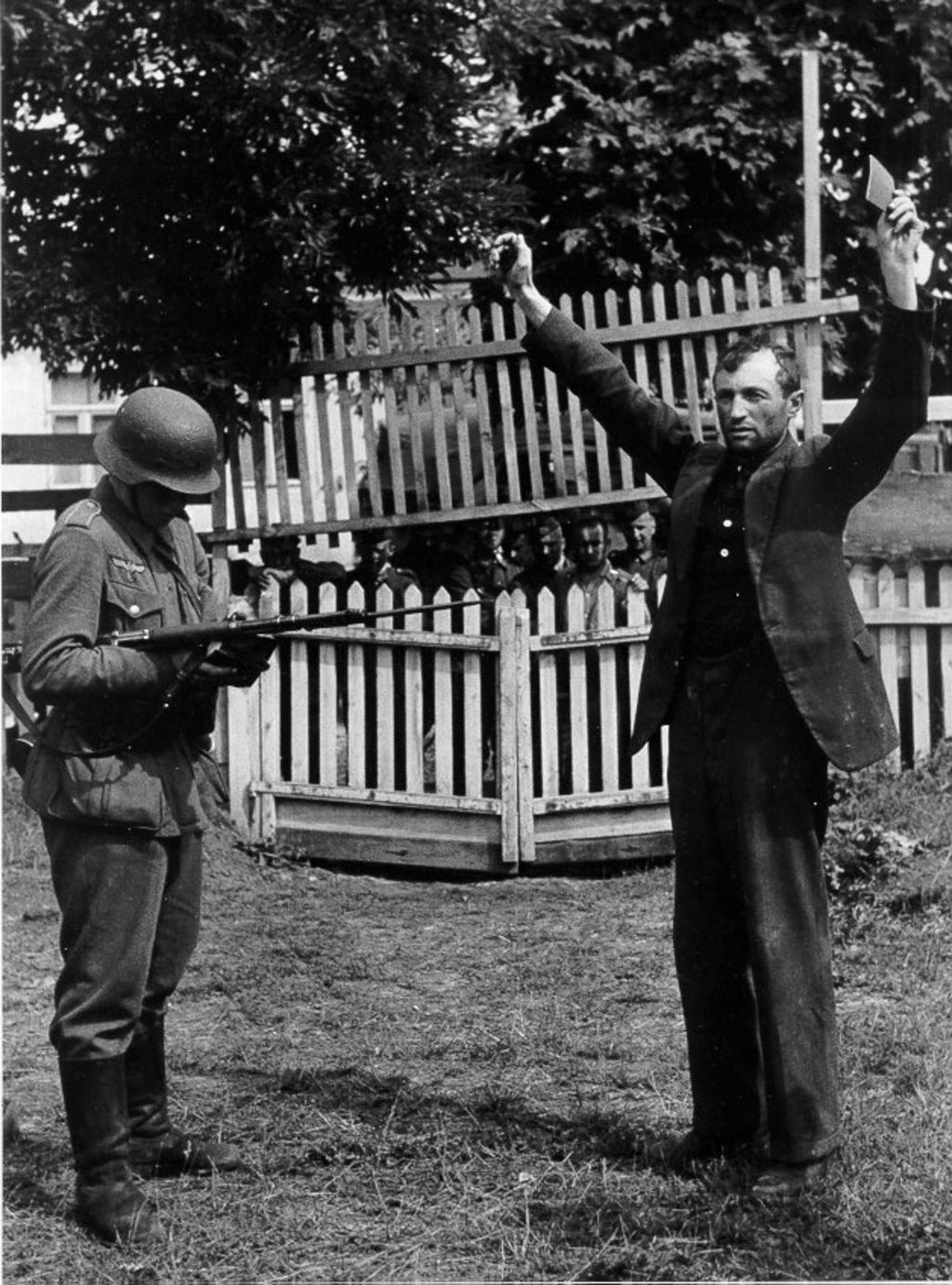 Exponat: Foto: Ein polnischer Zivilist wird von einem deutschen Soldaten kontrolliert, 1941