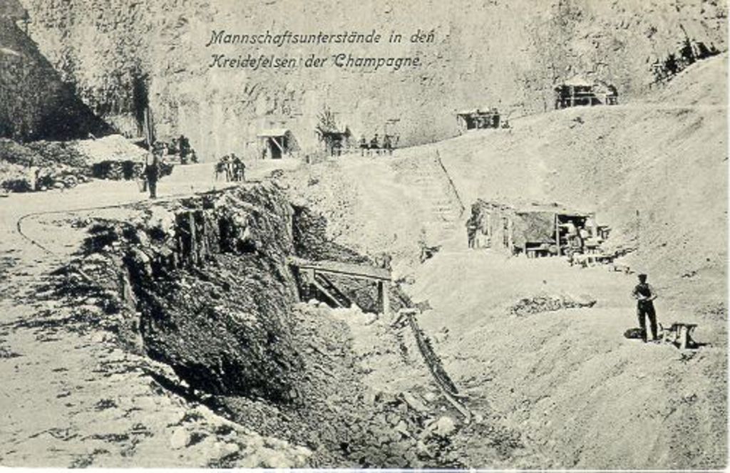 Exponat: Postkarte: Mannschaftsunterstände in den Kreidefelsen der Champagne, um 1916