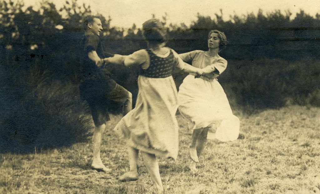 Exponat: Postkarte: Tanzende Wandervögel, 1925