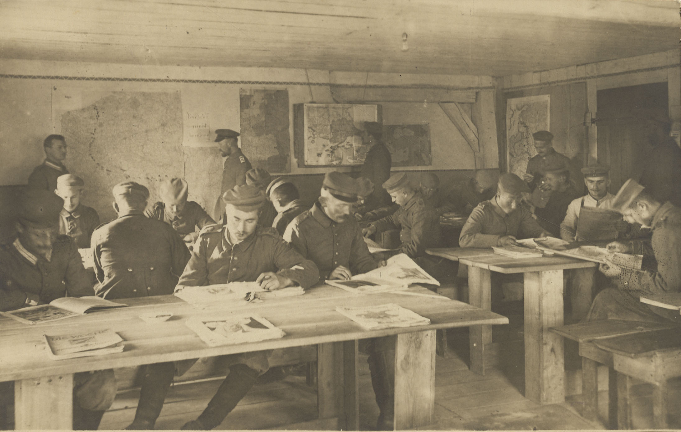 Postkarte: Soldaten in einer Lesehalle, 1914/1918