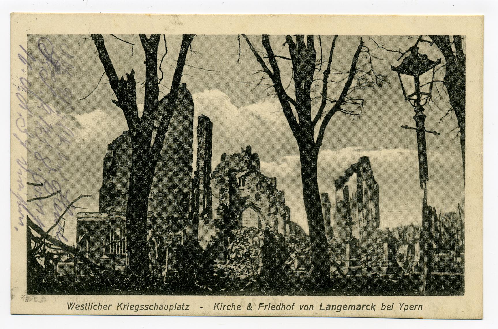 Postkarte: Zerstörte Kirche und Friedhof von Langemarck, 1914/1915