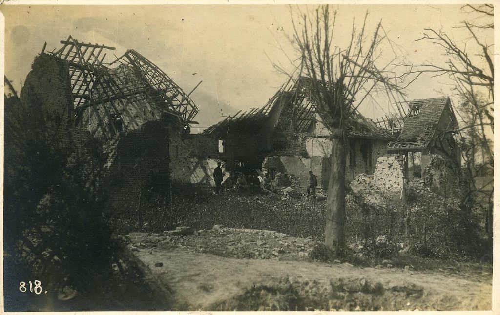 Postkarte: Zerstörtes Gebäude bei Ypern, um 1915