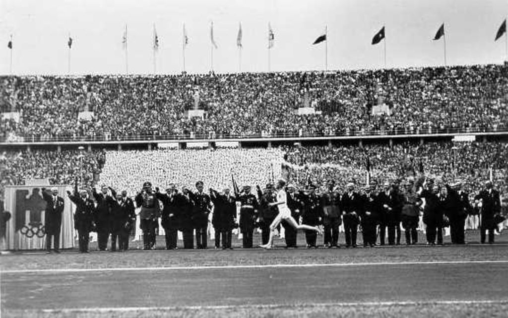Exponat: Fotopostkarte vom Olympischen Fackellauf, 1936