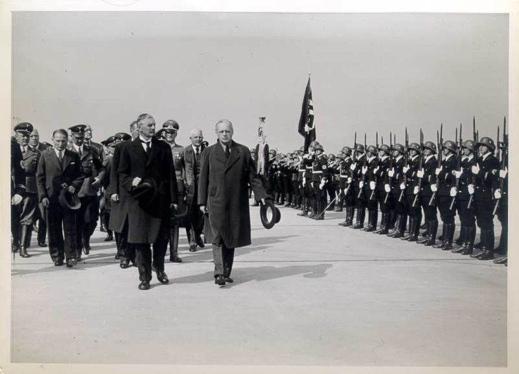 Exponat: Photo: Ribbentrop, Joachim von und Arthur Neville Chamberlain, 1938