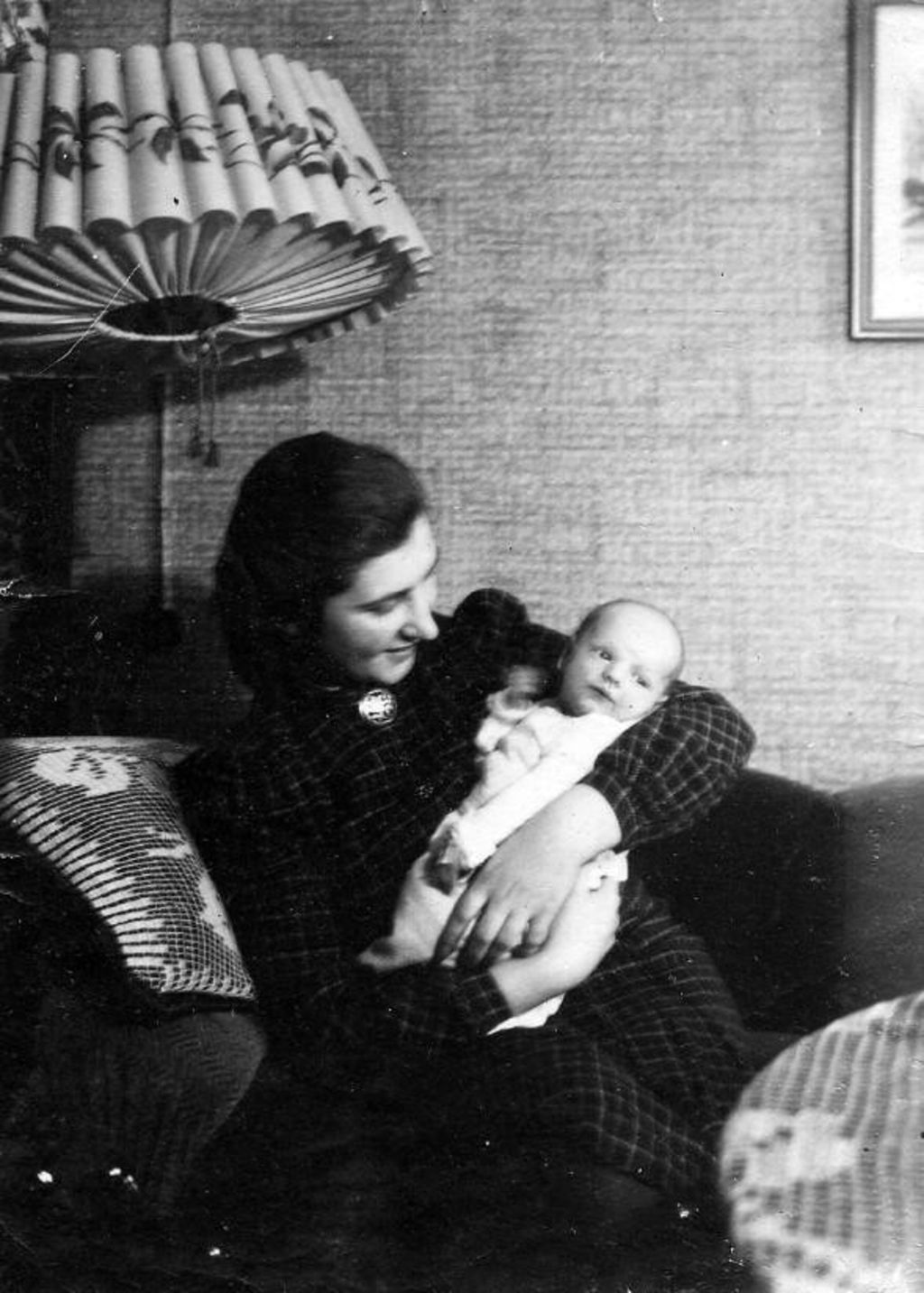 Exponat: Photo: Ilse Schier-Weimann mit Tochter, 1944