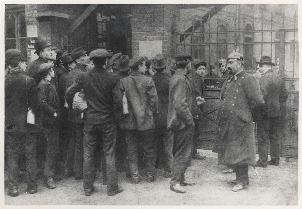 Foto: Streikende Arbeiter vor einer Kohlengrube im Ruhrgebiet, 1905