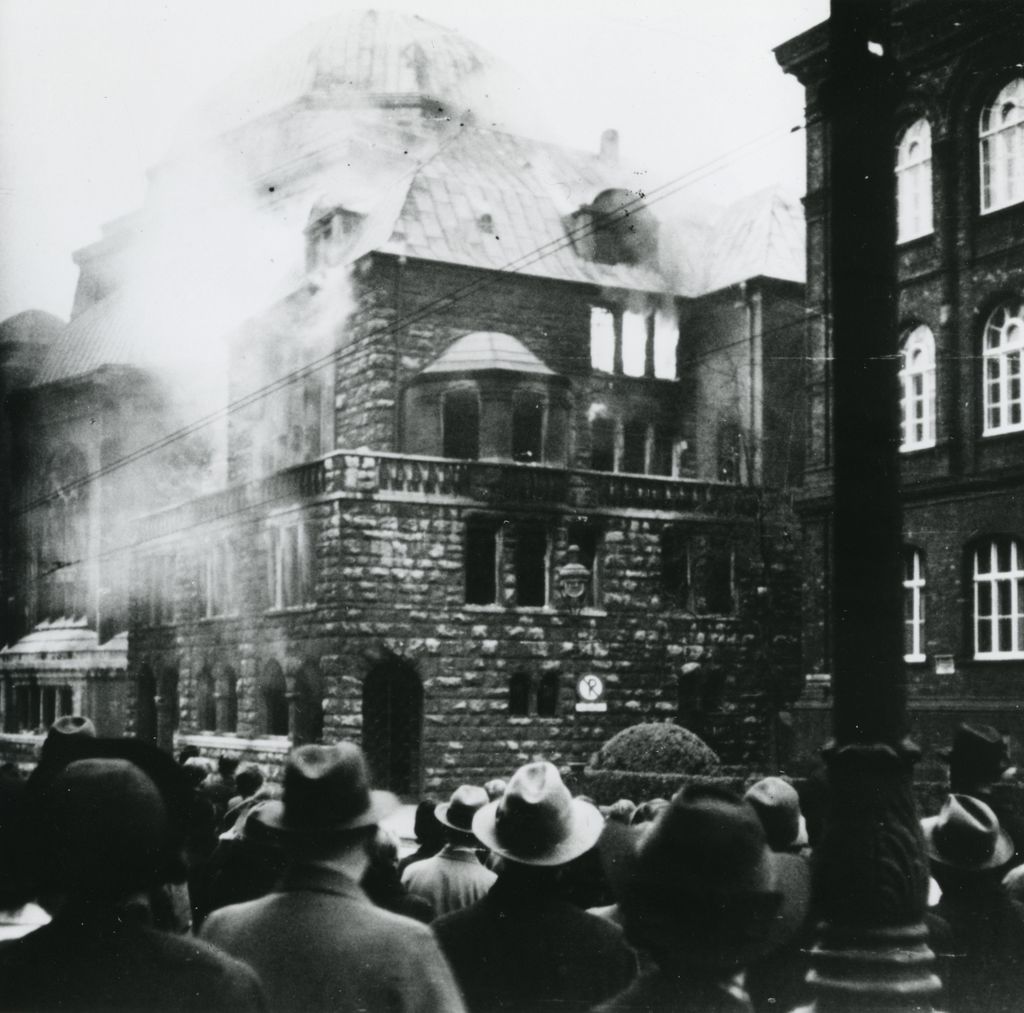 Foto: Brennende Synagoge in Essen, 1938