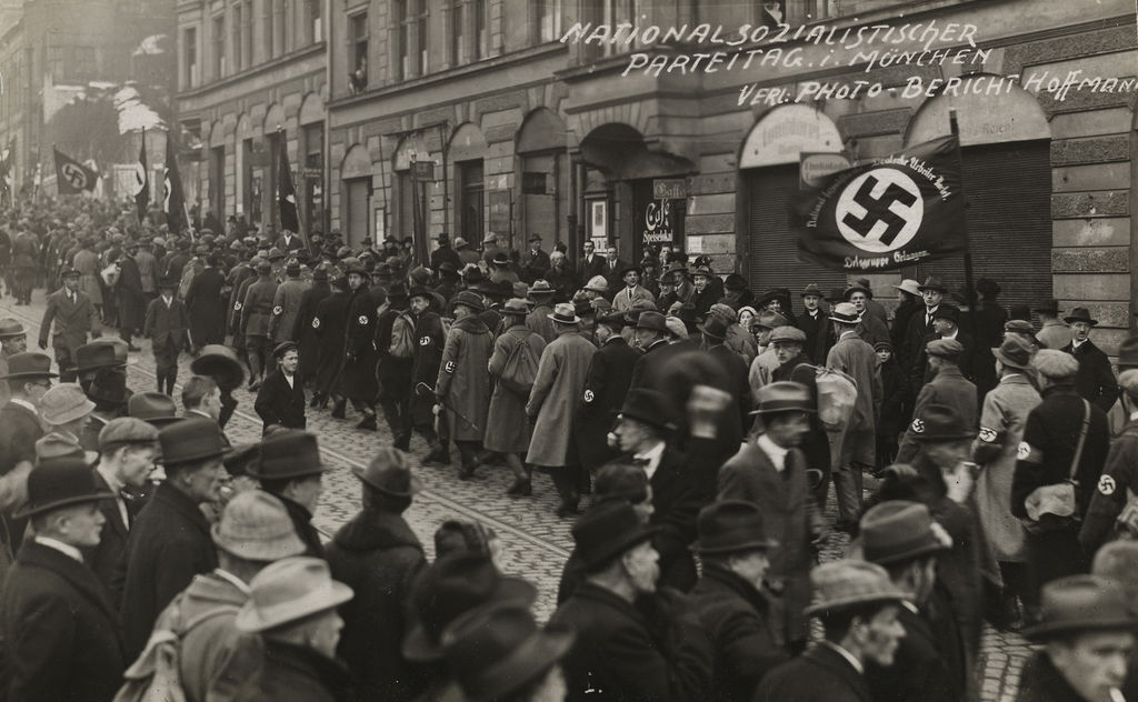 Foto: Hoffmann, Heinrich "Umzug von Anhängern der NSDAP...", 1923