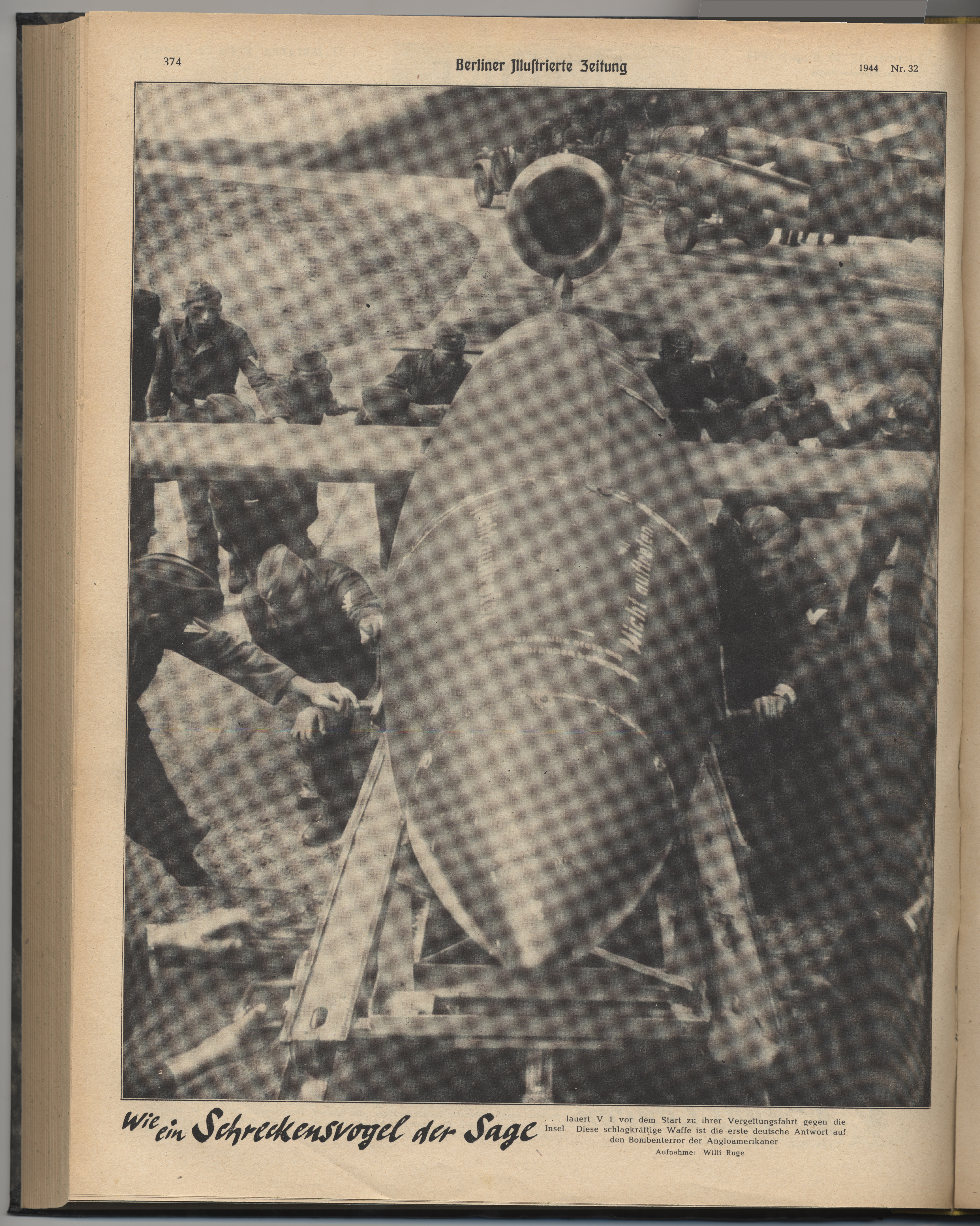 Exponat: Photo: V1-Flugbomben vor dem Start, 1944