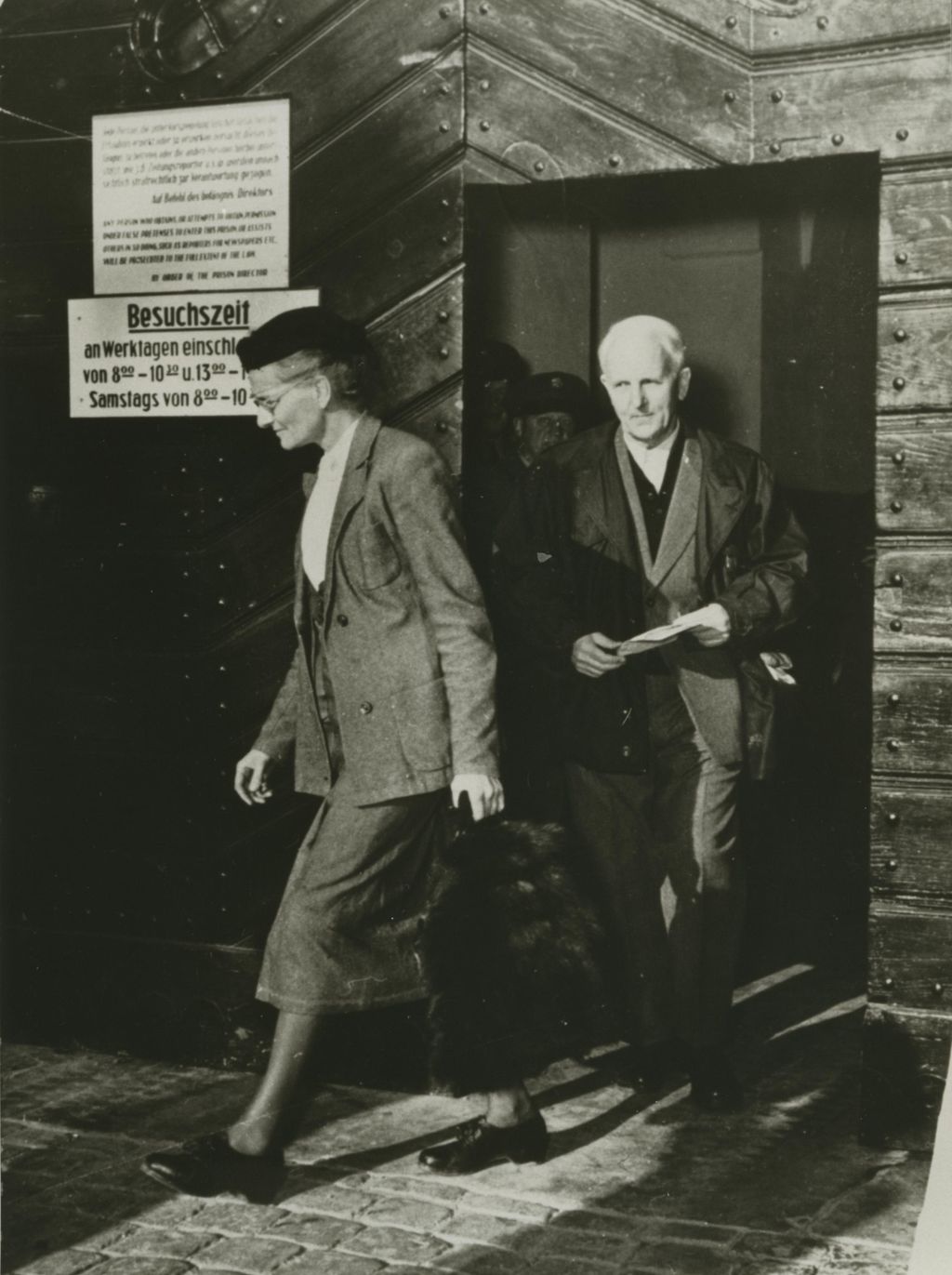 Foto: Weizsäcker, Ernst Freiherr von - bei seiner Haftentlassung mit seiner Frau Marianne, 1950