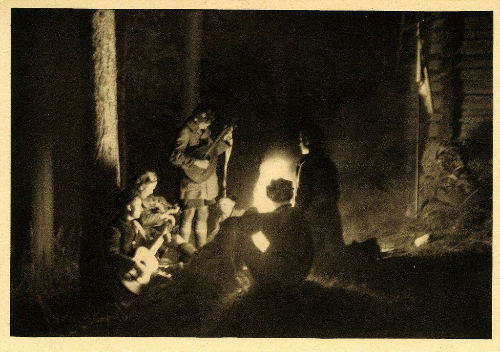 Foto: Nerother Wandervögel am Lagerfeuer, um 1925