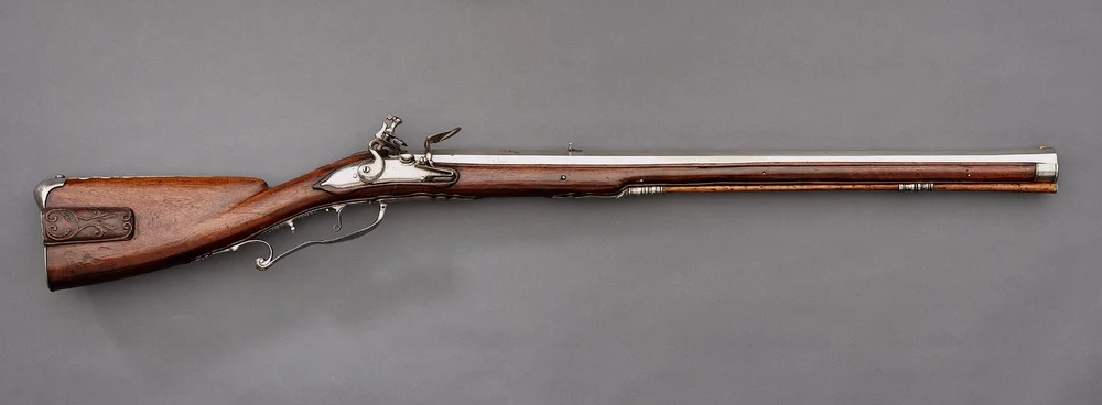 Das Bild zeigt eine Steinschlossbüchse, eine historische europäische Vorladerwaffe.