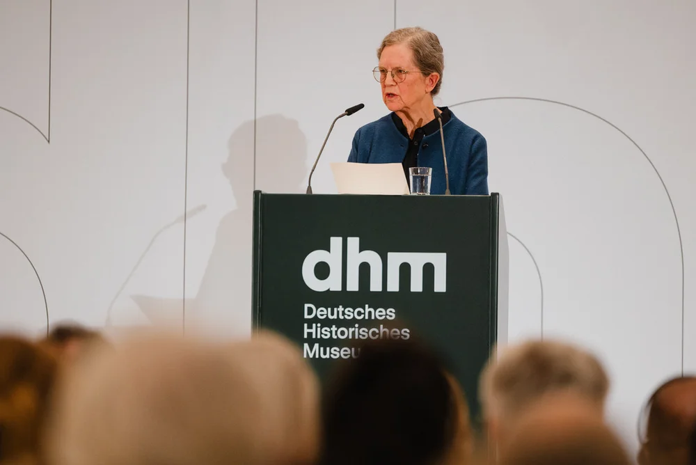 Mary Fulbrook während ihrer Rede zur Eröffnung der Ausstellung „Umstrittene Verwandtschaft. Koloniale und nationalsozialistische Gewalt“
