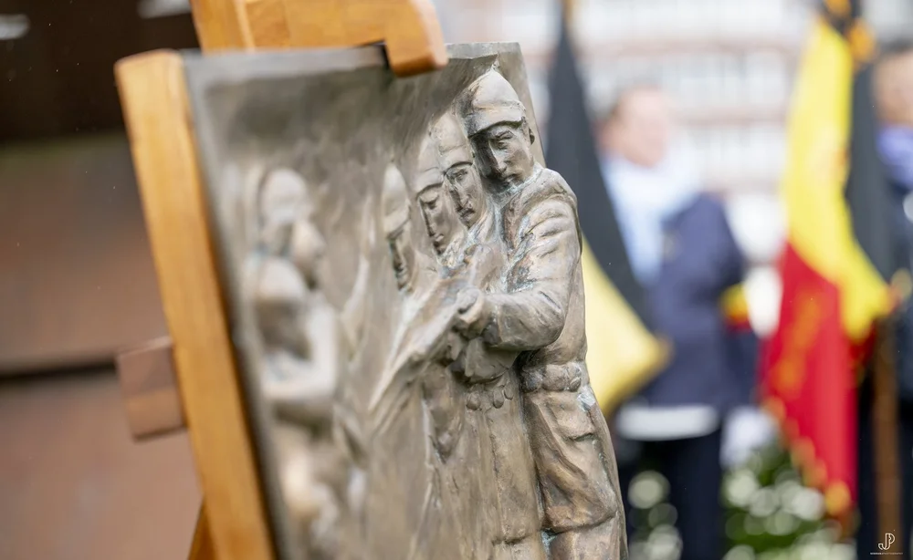 Das Foto zeigt eine Detailaufnahme des Bronzereliefs von Frans Huygelen „Zur Erinnerung an Dinant“..  