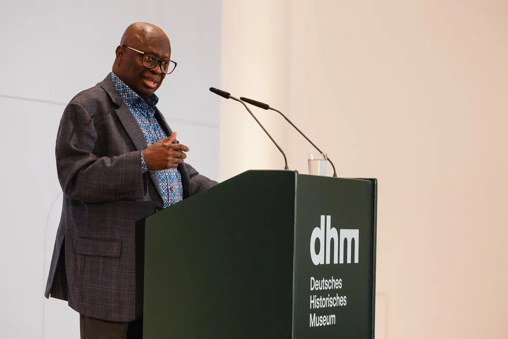 Edward Kissi während seiner Rede zur Eröffnung der Ausstellung „Umstrittene Verwandtschaft. Koloniale und nationalsozialistische Gewalt“
