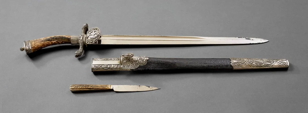 Das Bild zeigt ein langes europäisches Jagdmesser, einen sogenannten Hirschfänger.