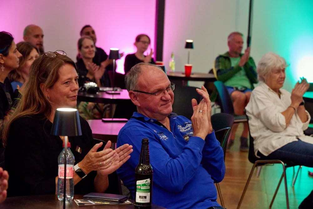Gäste während der Krimilesung applaudieren Anne Stern