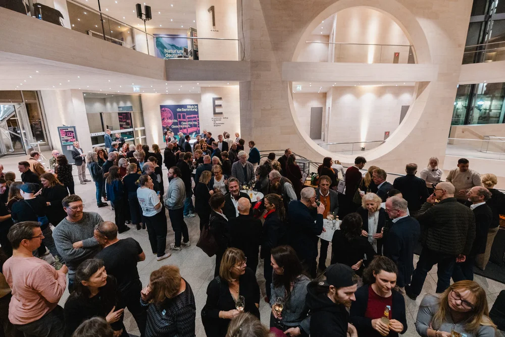 Impressionen der Eröffnung der Ausstellung „Umstrittene Verwandtschaft. Koloniale und nationalsozialistische Gewalt“