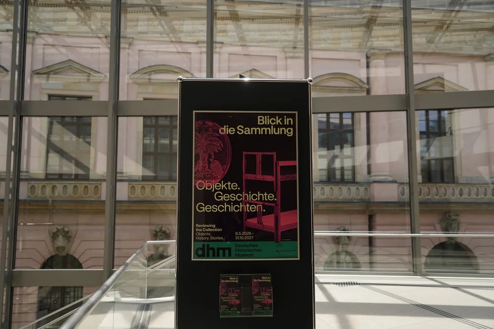 Ausstellungsplakat „Objekte. Geschichte. Geschichten. Blick in die Sammlung" 