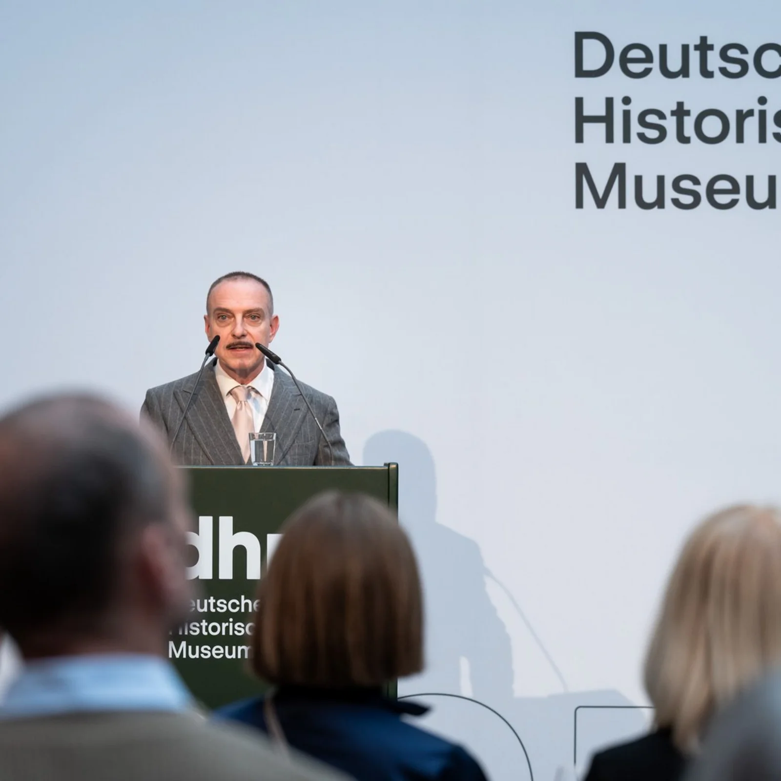 Kurator Wolfgang Cortjaens spricht bei der Eröffnung der Ausstellung „Objekte. Geschichte. Geschichten. Blick in die Sammlung" im DHM